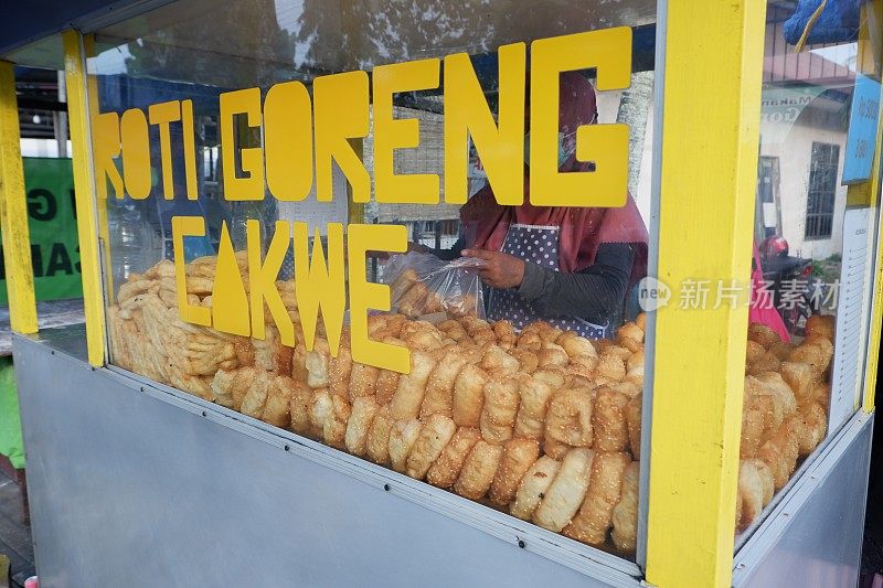 摊贩的摊位上写着“roti goreng cakwe”(英语:cakwe)。糕是中国传统小吃之一，味道鲜美